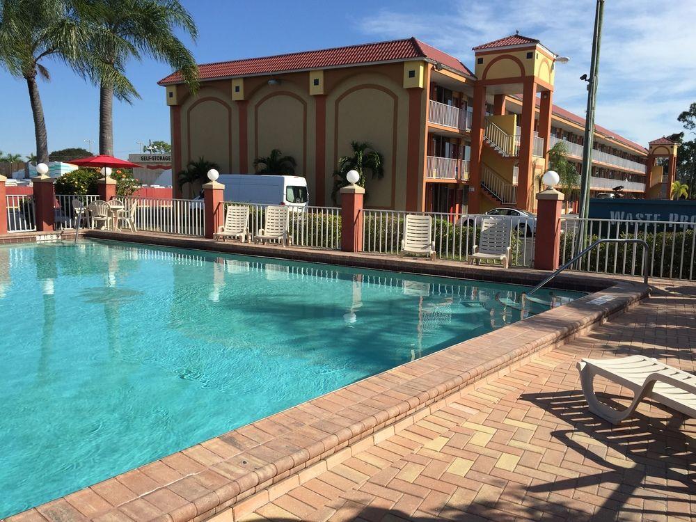 Days Inn By Wyndham Fort Myers Exterior photo
